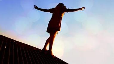 На Камчатке 14-летняя школьница упала с крыши дома